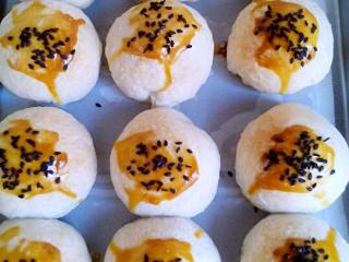 10、苏式鲜肉月饼,把烤盘放进预热好的烤箱，180度，中层，烤20-25分钟，表面金黄色即可出炉。（我的烤箱比较小，我烤了35分钟）