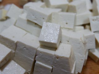 1、韩式辣酱豆腐,豆腐洗净切成小块。