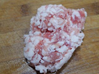 4、韩式辣酱豆腐, 猪肉剁碎备用