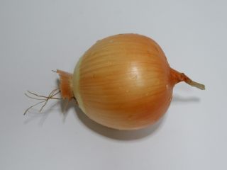 5、韩式辣酱豆腐,洋葱去皮洗净。