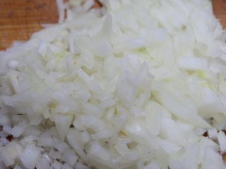 6、韩式辣酱豆腐,切成碎粒。