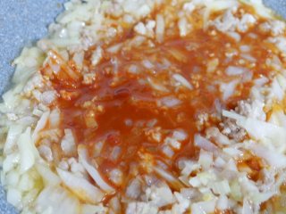 11、韩式辣酱豆腐,倒入调好的酱汁,翻炒均匀