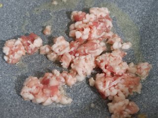 9、韩式辣酱豆腐,将肉沫倒入炒至变白