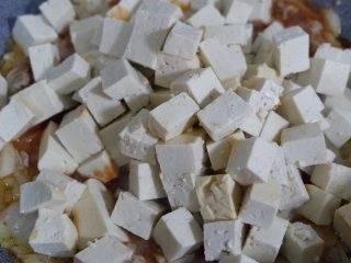 12、韩式辣酱豆腐, 加入豆腐,翻炒至汤汁浓稠即可