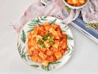 14、韩式辣酱豆腐,豆腐装盘后,洒在表面即可。