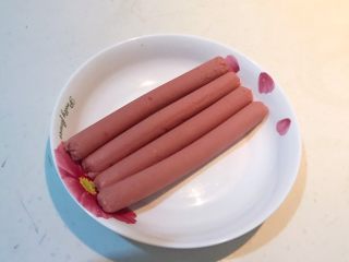 7、香肠苹果披萨,把4根儿童火腿肠剥皮备用