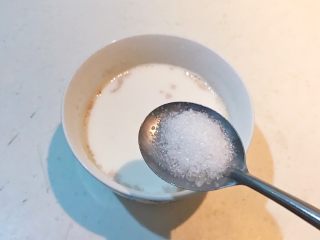 9、香肠苹果披萨,加入半勺白砂糖