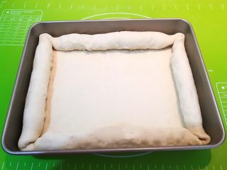 23、香肠苹果披萨,用面皮把火腿肠抱起来，尽量卷得紧实点