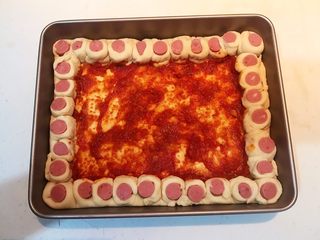 28、香肠苹果披萨,再均匀的涂抹一层披萨酱