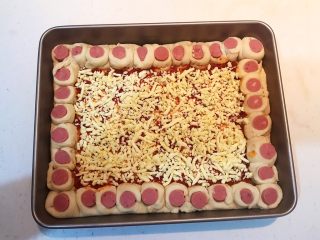 29、香肠苹果披萨,均匀的撒上一层芝士碎