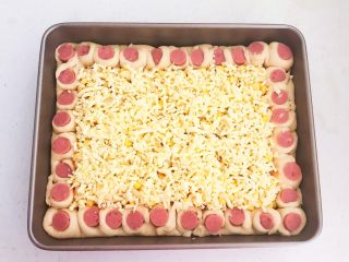 34、香肠苹果披萨,最后再撒上一层芝士碎，香肠苹果披萨生坯就做好了