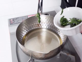 3、薄荷柳橙汽泡水,捞出薄荷叶，将糖浆装入小碗中