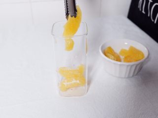 4、薄荷柳橙汽泡水,取一玻璃杯，放入柳橙月状果肉