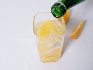 6、薄荷柳橙汽泡水,倒满苏打汽泡水