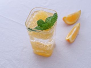 7、薄荷柳橙汽泡水,取一薄荷叶点缀，完成
