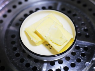 2、冬至美食  黑芝麻麻薯包,黄油加热融化。