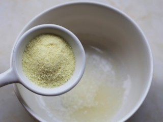 3、冬至美食  黑芝麻麻薯包,碗中加入一勺澳优珀淳奶粉。