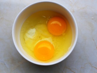 5、冬至美食  黑芝麻麻薯包,鸡蛋。