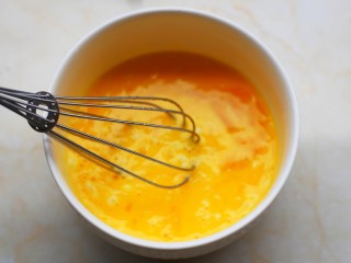 6、冬至美食  黑芝麻麻薯包,小火上稍微加热10秒。