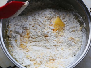 7、冬至美食  黑芝麻麻薯包,加入黄油和麻薯粉。