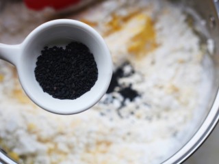8、冬至美食  黑芝麻麻薯包,加入黑芝麻。