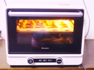 11、冬至美食  黑芝麻麻薯包,推入预热好的烤箱，180度烤25分钟即可。