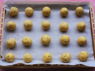 10、冬至美食  黑芝麻麻薯包,分成30g大小均等的面团，放入铺好油纸的烤盘。