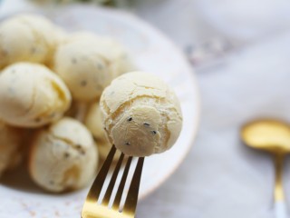 16、冬至美食  黑芝麻麻薯包,一口一个。