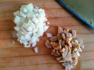 2、元气早餐之土司披萨饼,洋葱、香肠分别切丁