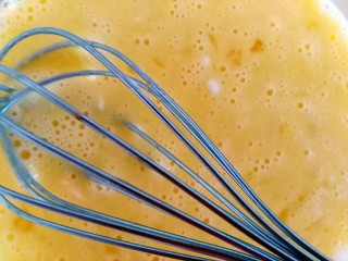 4、元气早餐之土司披萨饼,用手抽打蛋器搅打均匀