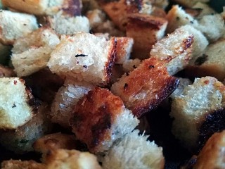 5、元气早餐之土司披萨饼,热油锅，倒入土司丁，小火炒至微黄酥脆