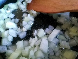 7、元气早餐之土司披萨饼,另起锅，放适量油，倒入洋葱丁翻炒