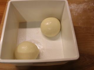 2、土耳其披萨,将面团抹上油后,在室温发酵1小时,再放入雪柜冷藏发酵隔夜或至少6小时以上。