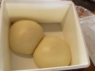 3、土耳其披萨,发酵好的面团。