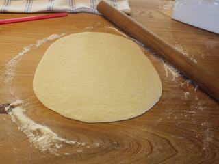 4、土耳其披萨,将面团杆成圆形薄皮。