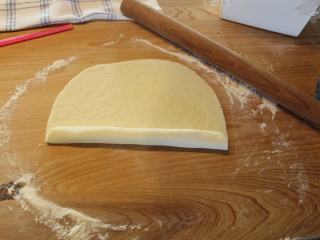 5、土耳其披萨,先卷起一边。