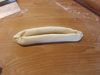 7、土耳其披萨,将两边末端捏合。