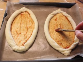 9、土耳其披萨,抹上拌了意大利香料的蕃茄酱。