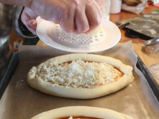 11、土耳其披萨,其中一个披萨再磨上Caciocavallo吉士。吉士种类没有一定,就看手边有那些合适的吉士都可以添加。