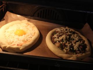 15、土耳其披萨,预热好烤箱,披萨边缘抹上一些橄榄油后,以220℃烤16分钟。