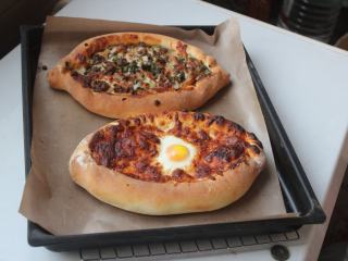 16、土耳其披萨,烤好出炉。