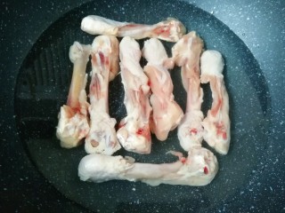 2、冬日暖心菜  香菇鸡汤面,锅内放水，加入一勺料酒，鸡腿骨凉水入锅焯水。