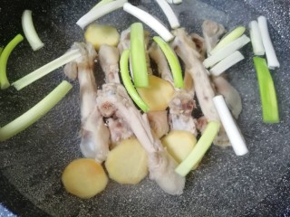 4、冬日暖心菜  香菇鸡汤面,焯过水的鸡腿骨用凉水冲洗干净，放入锅中，加入没过鸡腿骨的水，放入葱姜一起烧开，中小火炖半个小时。