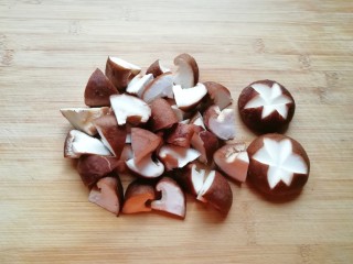 7、冬日暖心菜  香菇鸡汤面,香菇洗干净切成小块，留两朵刻花刀备用。