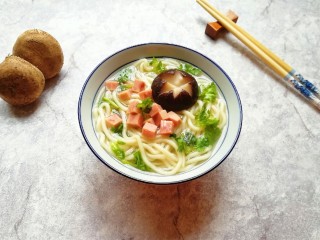 11、冬日暖心菜  香菇鸡汤面,浇上浓浓的香菇鸡汤，撒上香菜，一碗暖暖的香菇鸡汤面就做好了。