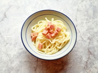 10、冬日暖心菜  香菇鸡汤面,将面条盛在碗里，放上火腿肠。