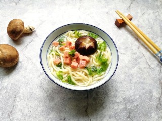 12、冬日暖心菜  香菇鸡汤面,老少皆宜食用。