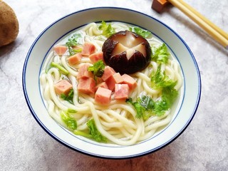 14、冬日暖心菜  香菇鸡汤面,近图看看。