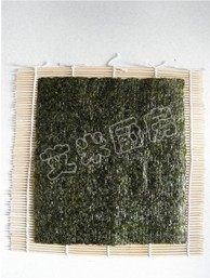 7、紫菜包饭,取一张紫菜，放在专用的竹帘上
