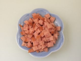 3、糯米蛋,把火腿切碎丁